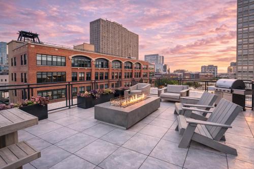 McCormick 2br/2ba Oasis with optional Parking, Patio, Gym for up to 6 guests in Chicago, USA