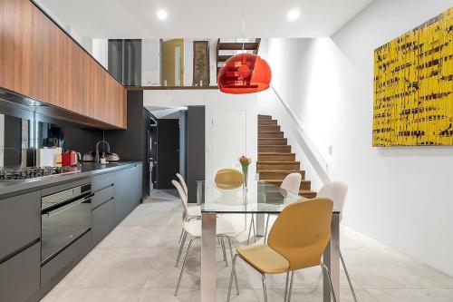 Leichhardt 3-Level Family House | Near CBD - image 12