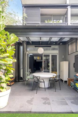 Leichhardt 3-Level Family House | Near CBD - image 11