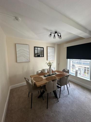 Seadmed, Charming 3 Bedroom High St Apartment in Much Wenlock