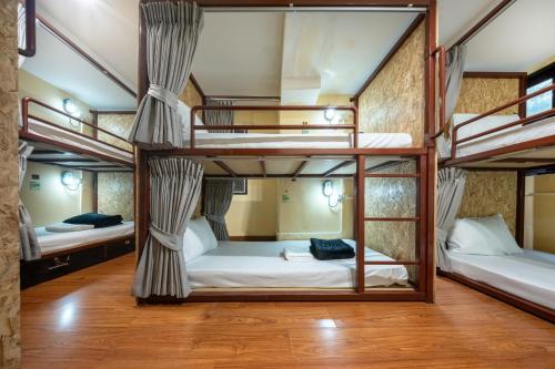 เตียงในห้องพักรวมชายหญิง 8 เตียง (Bed in 8-Bed Mixed Dormitory Room)