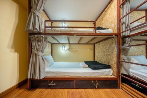 เตียงในห้องพักรวมหญิงแบบ 4 เตียง (Bed in 4-Bed Female Dormitory Room)