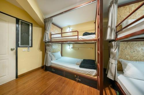 เตียงในห้องพักรวมชายหญิง 4 เตียง (Bed in 4-Bed Mixed Dormitory Room)