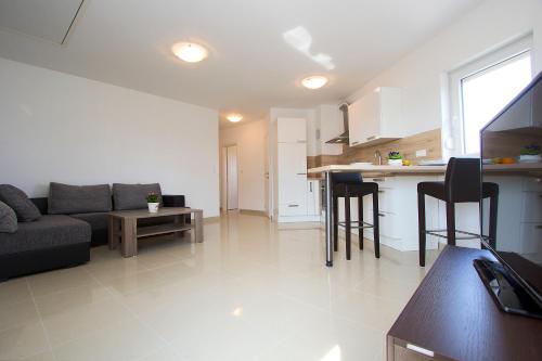  Apartment mit Meerblick 1, Pension in Peroj