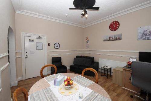 Lobby, Woodville Lodge Leeds Free Parking Direct Bus to City Centre&nbsp; in Hunslet Carr
