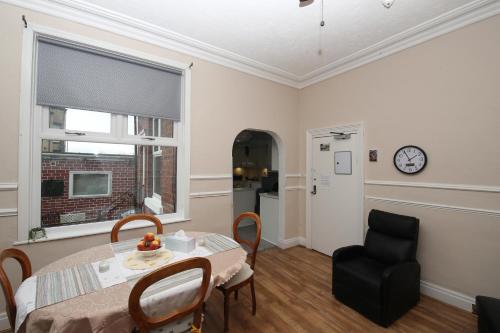 Kitchen, Woodville Lodge Leeds Free Parking Direct Bus to City Centre&nbsp; in Hunslet Carr