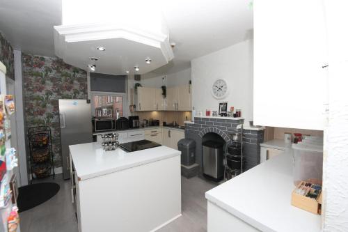 Kitchen, Woodville Lodge Leeds Free Parking Direct Bus to City Centre&nbsp; in Hunslet Carr