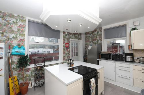 Kitchen, Woodville Lodge Leeds Free Parking Direct Bus to City Centre&nbsp; in Hunslet Carr