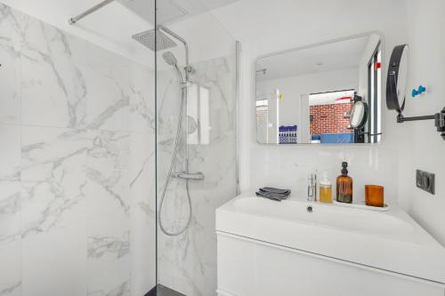 Place de la Bastille - Cozy Studio Apartment with Netflix - image 13