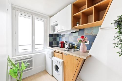 Le Marais Cozy Studio Apartment Free NetFlix - image 3