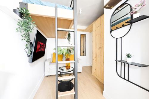 Le Marais Cozy Studio Apartment Free NetFlix - image 4