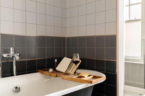Bathroom, The White Star Tavern in Southampton