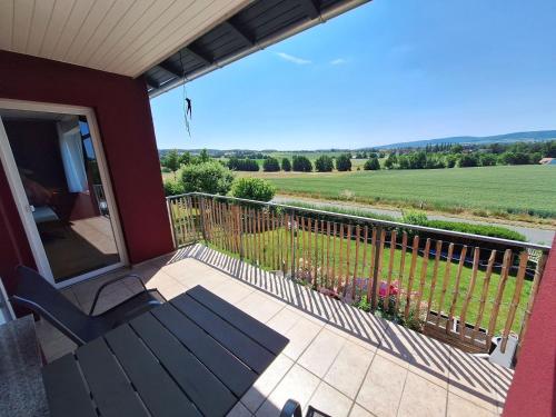 Erkély/terasz, Ferienwohnung Süntelblick (Ferienwohnung Suntelblick) in Lauenau