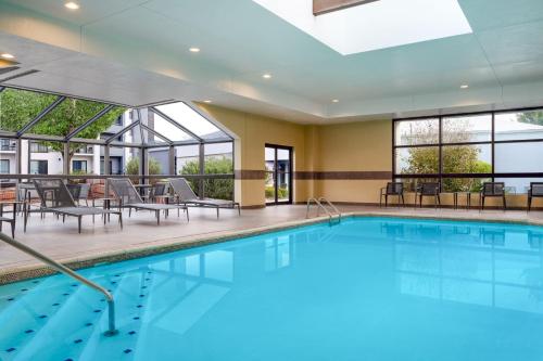 สระว่ายน้ำ, Courtyard by Marriott Columbus Worthington in ครอสวูด