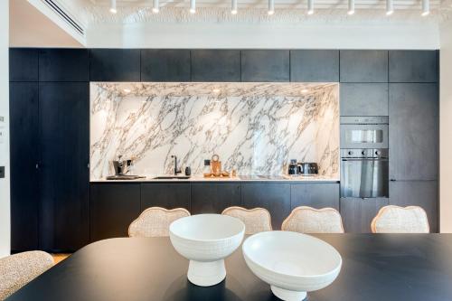 UrbanFlat 225 - Elite 4 Bedroom Apartment Bastille - image 5