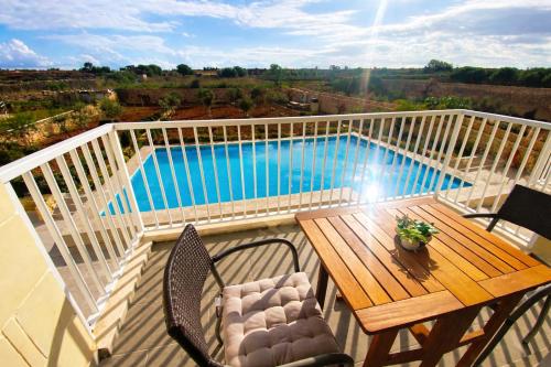 Cliff's Edge Luxury Apartment With Large Pool & Stunning Views – khách sạn tại Sannat