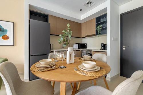1 BR Apt Luxury at Burj Crown | All Bills Included - image 3