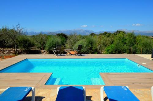 Finca en plena naturaleza con piscina in Llubi