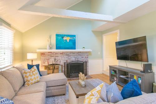 Spacious Stone Fire Pit Game Room A C in Barnstable, USA
