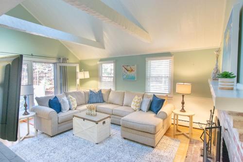 Spacious Stone Fire Pit Game Room A C in Barnstable, USA