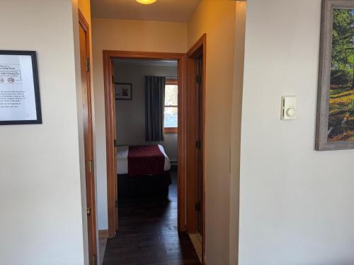 Mohican Resort Motel Conveniently located to all Adirondack attractions - image 18