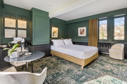 room detail thumbnail 1