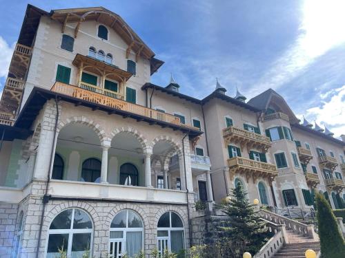 Unique four-bedroom apartment, tennis court