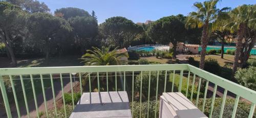 Quiet apartment with balcony and swimming pool