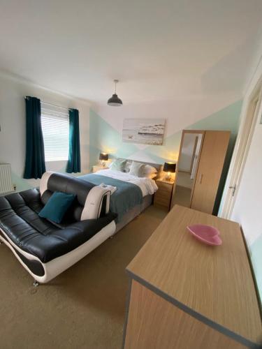 4 big bedrooms, 5 beds, Wi-Fi, 5 TV's, Car Parking gîte à louer The Haven