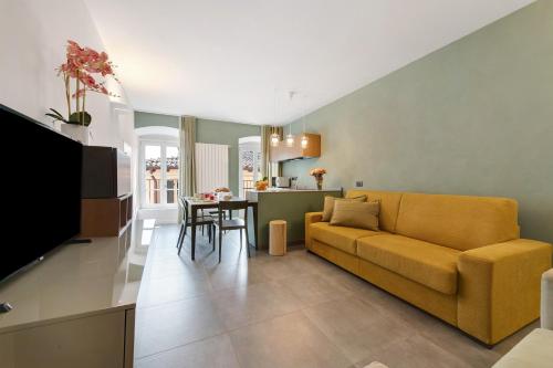 Gemhouse Smeraldo garda lake