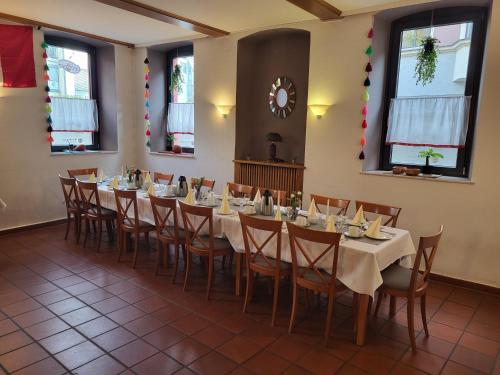 餐廳, Hotel Eisenbahn - ruhige Zimmer im Zentrum von Karlstadt, ideal für Radfahrer (Hotel Eisenbahn - Peruanisches Restaurant - Zentral in Karlstadt-Fahrradfahrer- und Familienfreundli) in 卡爾施塔特