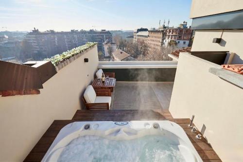 Luxury attic with jacuzzi in Navigli, Mediolan