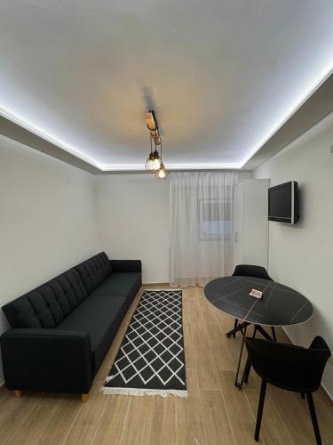1 queen bed, 1 sofa bed
