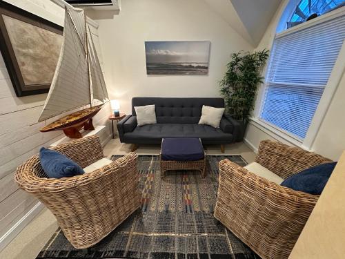 Newport Harbor View Cottage W Decks & Parking - Newport, RI