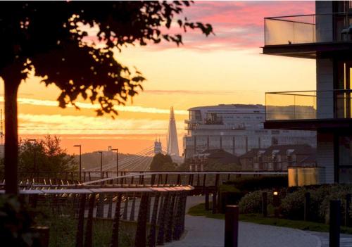 Distinguished Three Bedroom London Apartment with panoramic Views - image 2