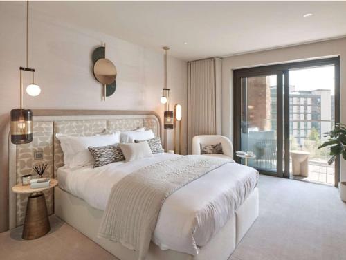 Distinguished Three Bedroom London Apartment with panoramic Views - image 14