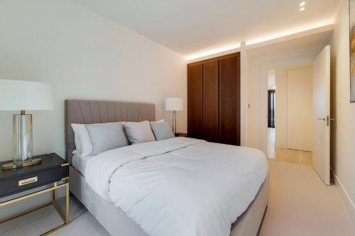 Chelsea Island 8th Floor Three Bedroom Apartment with Panoramic Views - image 2