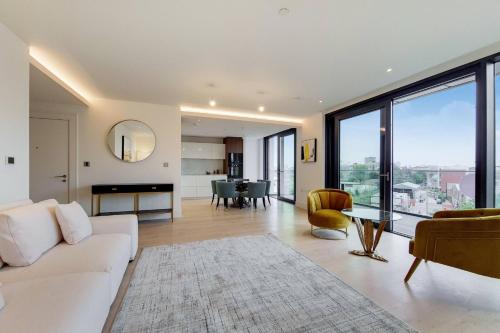 Chelsea Island 8th Floor Three Bedroom Apartment with Panoramic Views - image 7