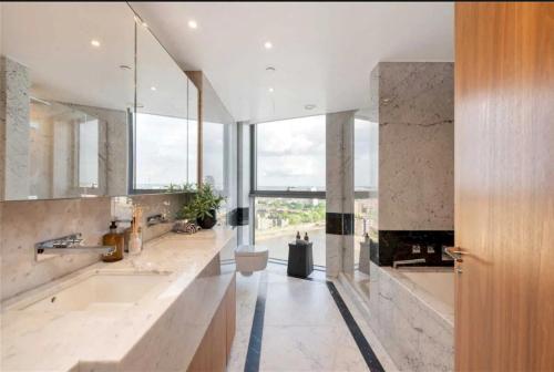 Brand New Chelsea Waterfront Four Bedroom Penthouse. - image 14