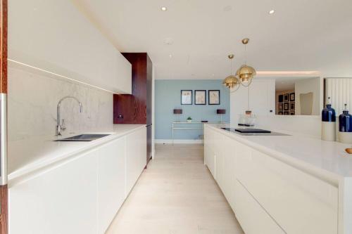 A Spectacular 36th Floor London Four Bedroom Apartment - image 10