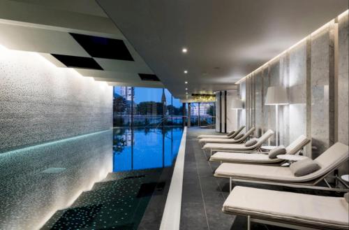 Three Bedroom Chelsea Waterfront Drive London Sw10 - image 2