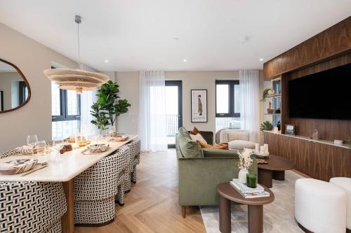 Three Bedroom Chelsea Waterfront Drive London Sw10 - main image