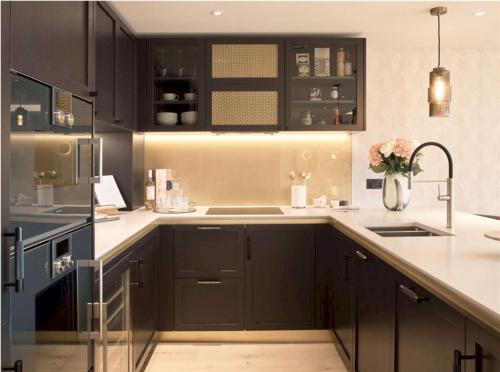London Three Bedroom Apartment with Infinite Impressions. - image 2
