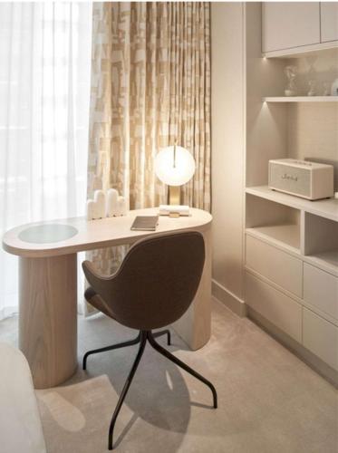 London Three Bedroom Apartment with Infinite Impressions. - image 12