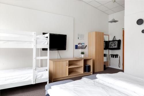 3 twin beds