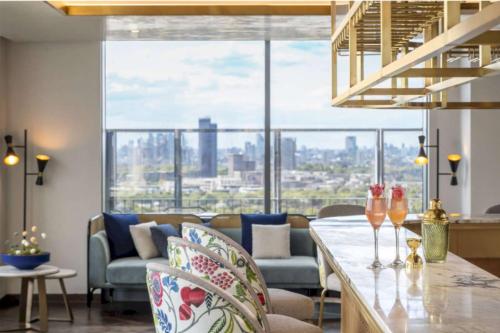 Crestview Luxury Six Sleeper Skyline View Apartment - image 12