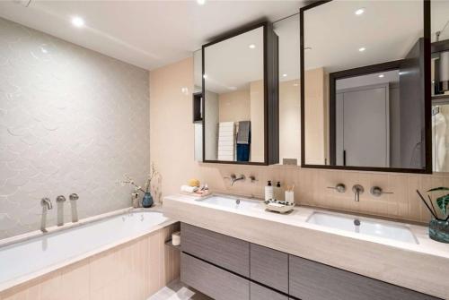 Impressive 3 Bedroom 8th floor Premium London Apartment - main image