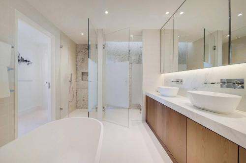 Elegant Chelsea Island Four Bedroom Apartment with Panoramic Views - image 8