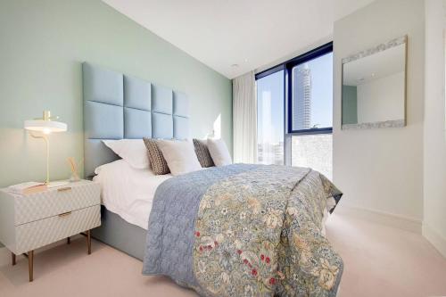 Elegant Chelsea Island Four Bedroom Apartment with Panoramic Views - image 3