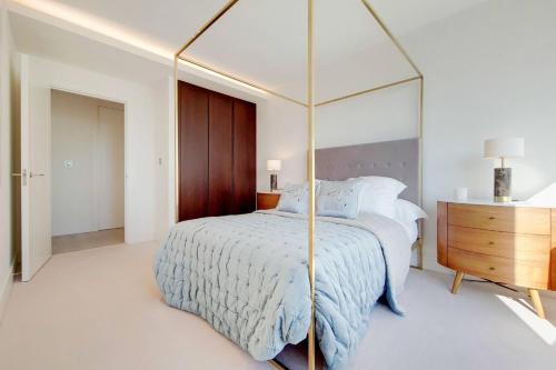 Elegant Chelsea Island Four Bedroom Apartment with Panoramic Views - image 12